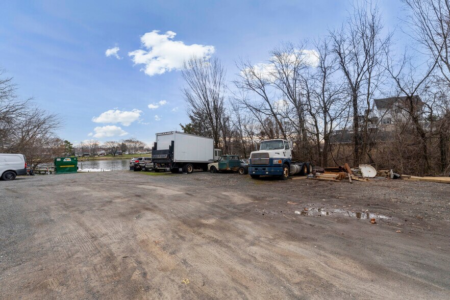 More Photos Of 1923 Old Eastern Ave, Essex Service For Lease