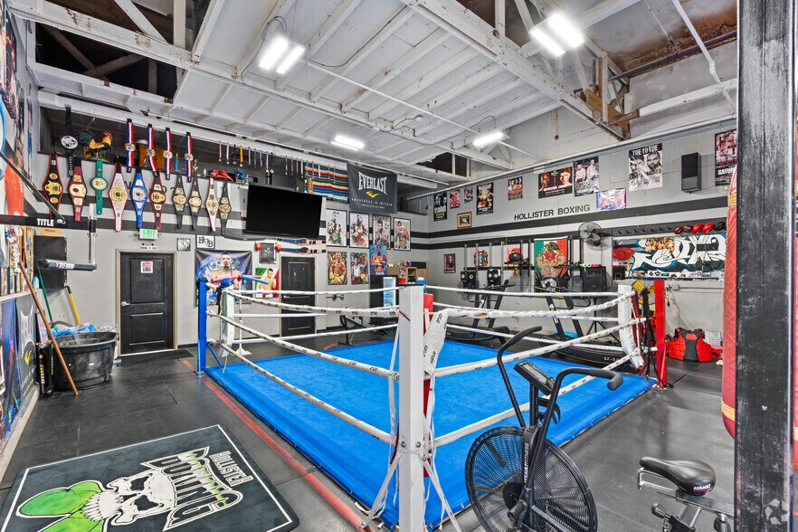 More Photos Of 320 Hillcrest Rd, Hollister Showroom For Lease