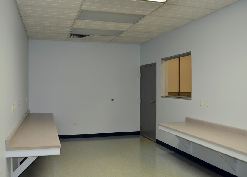 More Photos Of 2333-2335 W 50th St, Erie Warehouse For Lease