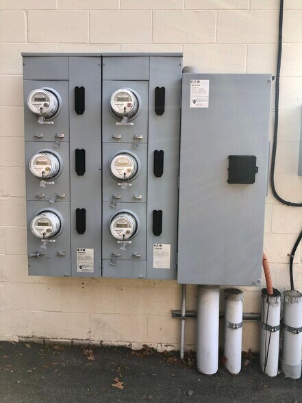 More Photos Of 48 Meriden Rd, Middlefield Storefront For Sale