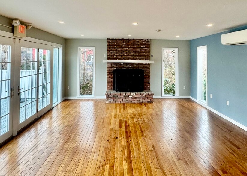 More Photos Of 110 Main St, Kingston Office For Sale