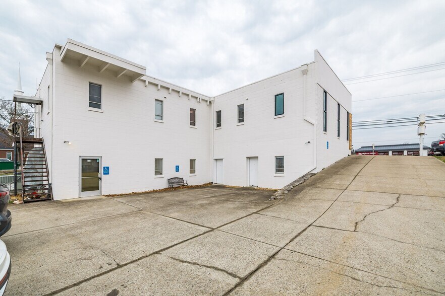 More Photos Of 363 W Main St, Hendersonville Light Distribution For Lease