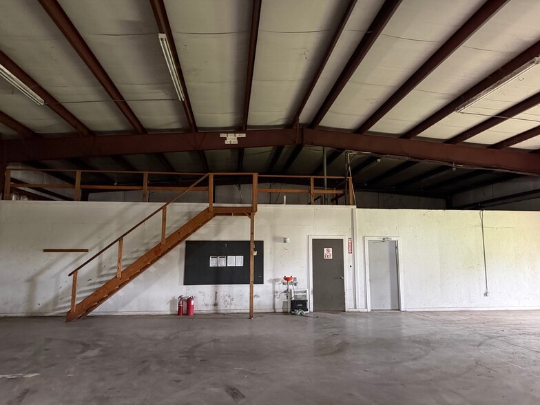 More Photos Of 107 Ltr Park Dr, Longview Warehouse For Lease