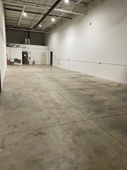 More Photos Of 46886-46890 Continental Dr, Chesterfield Warehouse For Lease