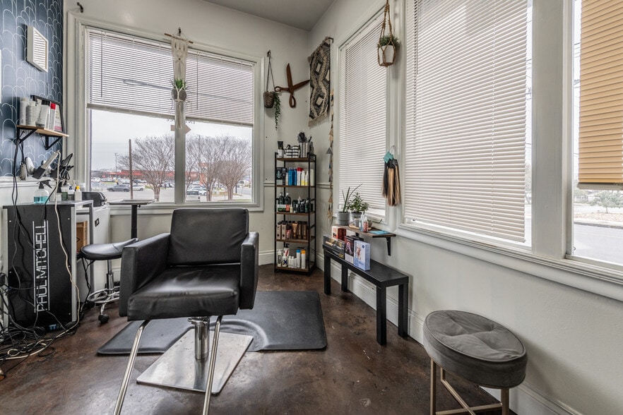 More Photos Of 250 W Olmos Dr, San Antonio Storefront Retail Office For Lease