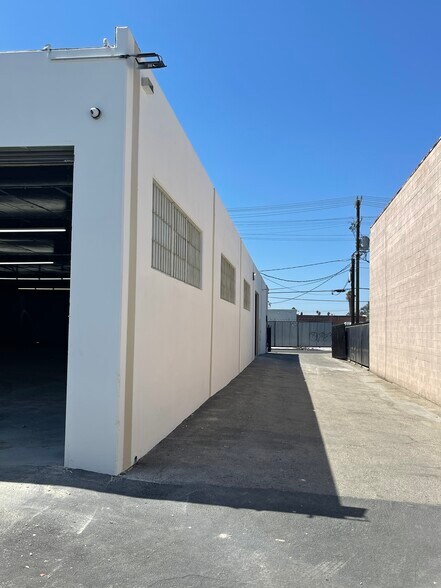 More Photos Of 7442 Varna Ave, North Hollywood Warehouse For Lease