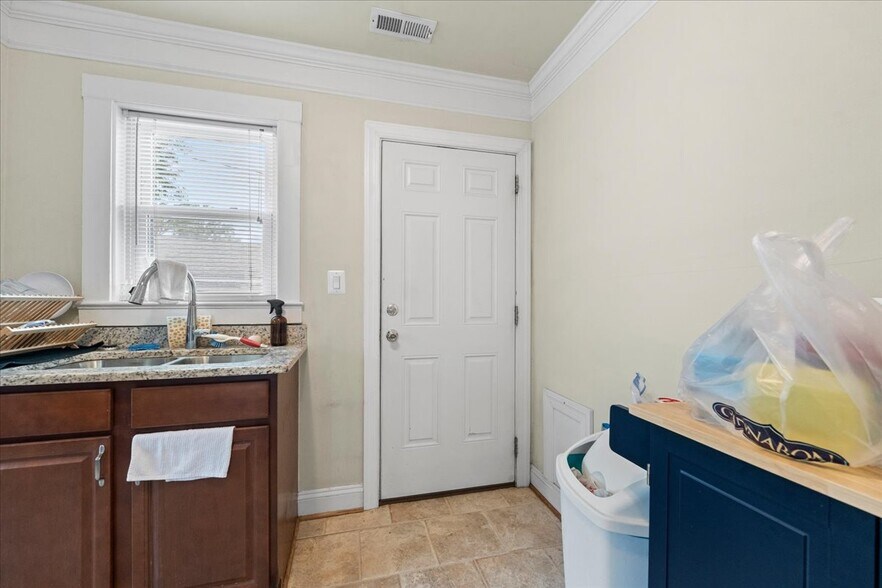 More Photos Of 1911 Dixon St, Fredericksburg Freestanding For Sale