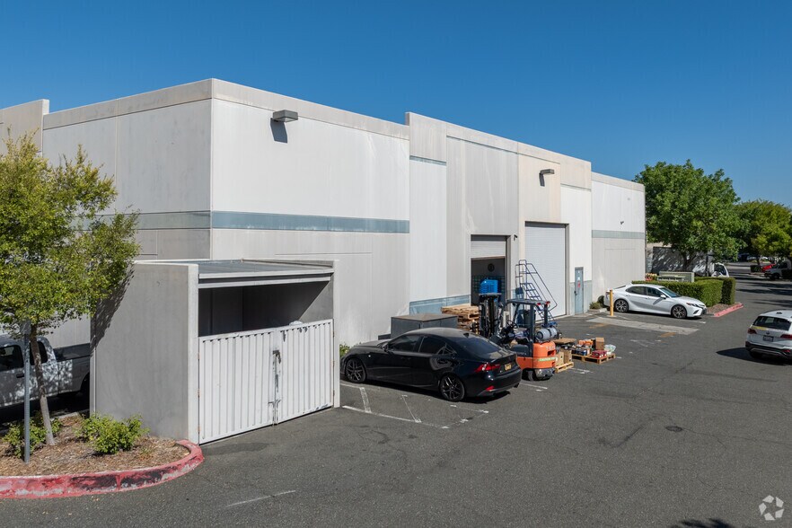 More Photos Of 21182 Centre Pointe Pky, Santa Clarita Warehouse For Lease