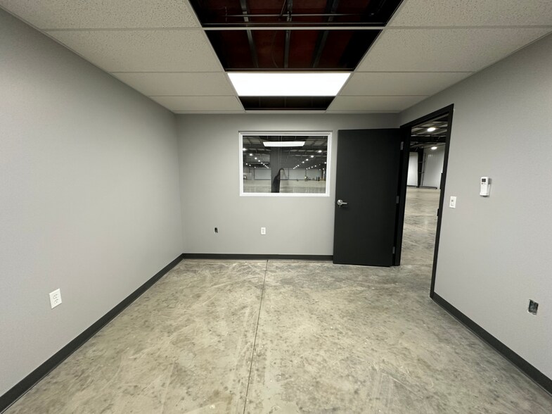 More Photos Of 990 Haines Blvd, Sturgis Distribution For Lease