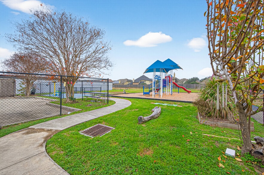 More Photos Of 8525 Queenston Blvd, Houston Freestanding For Sale