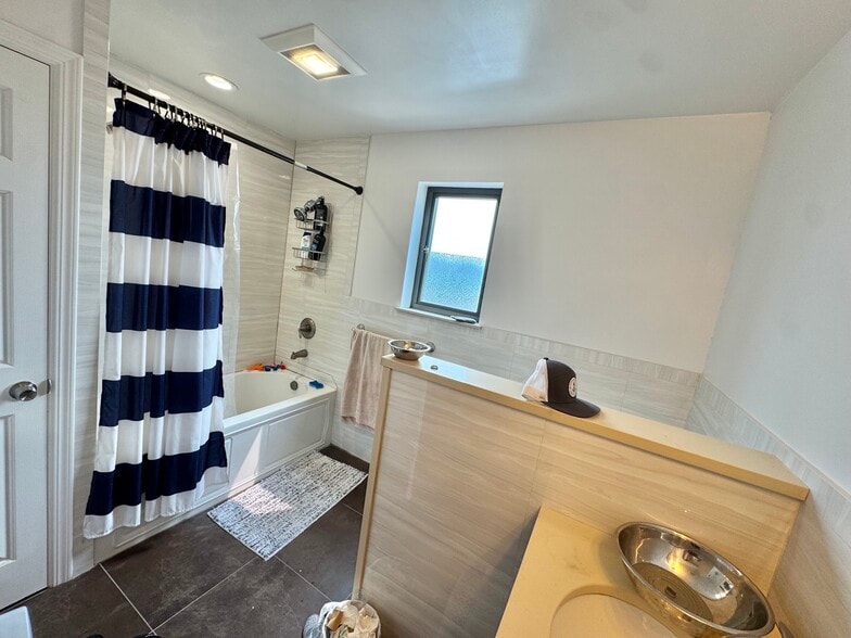 More Photos Of 19 Suffolk St, Freeport Office For Sale