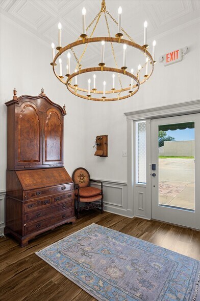 More Photos Of 111 S Houston St, Granbury Loft Creative Space For Sale