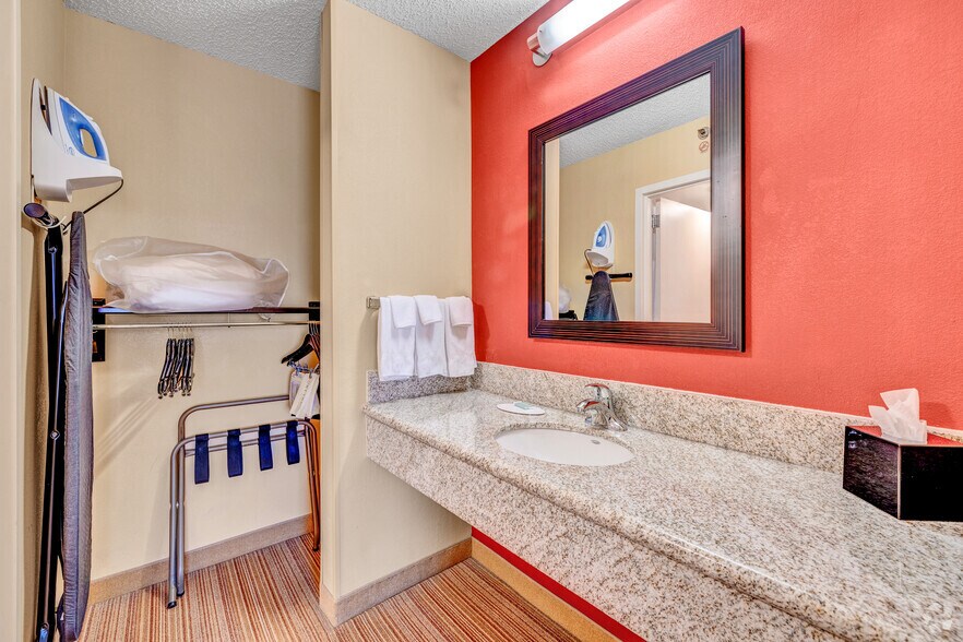 More Photos Of 9190 Gulf Fwy, Houston Hospitality For Sale