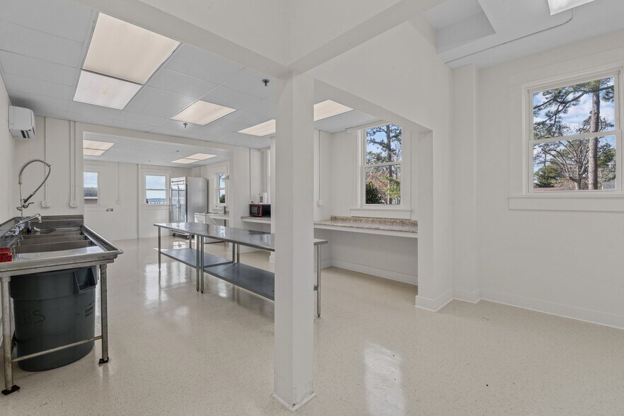 More Photos Of 738 E Main St, Belhaven Hotel For Sale