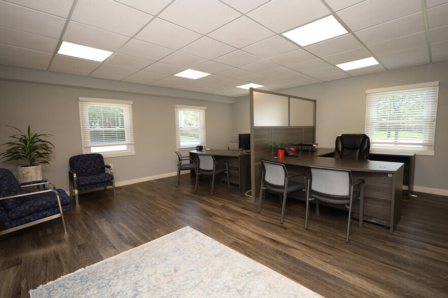 More Photos Of 235 W Franklin St, Centerville Storefront Retail Office For Lease