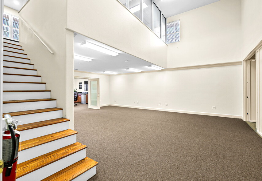 More Photos Of 525 8th St W, Bradenton Office For Sale