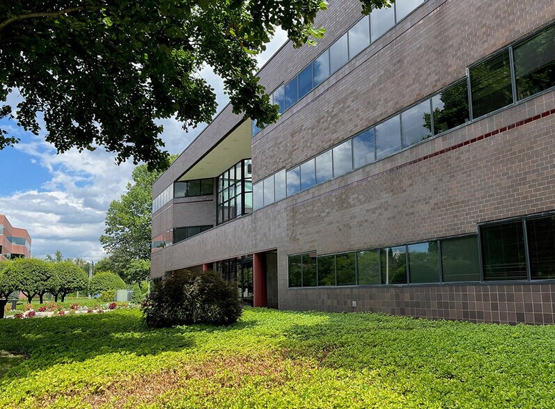 More Photos Of 500 Winding Brook Dr, Glastonbury Office For Lease