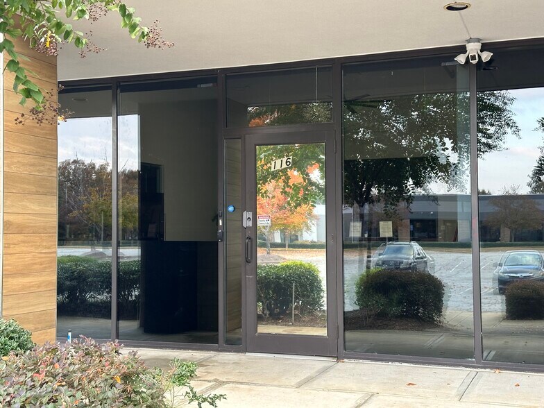 More Photos Of 3800 Camp Creek Pky, Atlanta Light Distribution For Lease