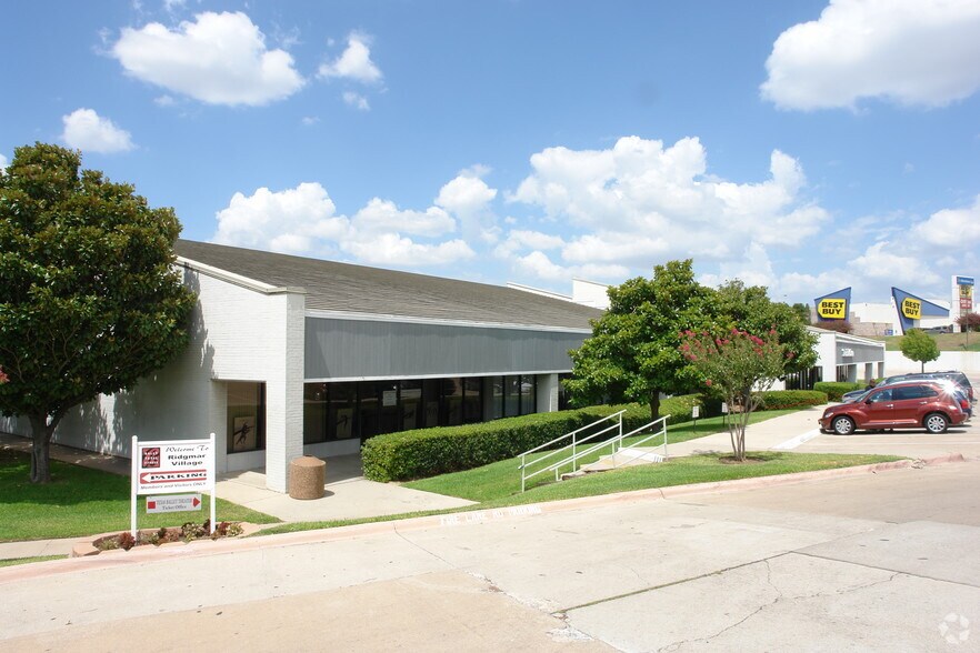 More Photos Of 6833-6869 Green Oaks Rd, Fort Worth Unknown For Lease