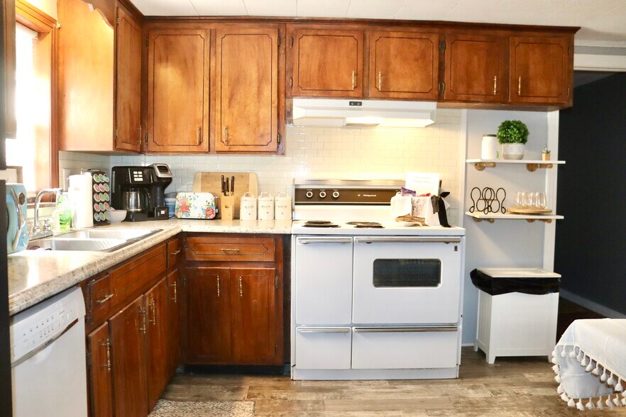 More Photos Of 303 Corman Ave, Troy Contractor Storage Yard For Sale