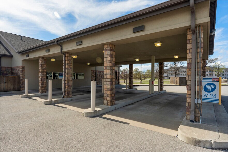 More Photos Of 7447 Riverside Pky, Tulsa Bank For Lease