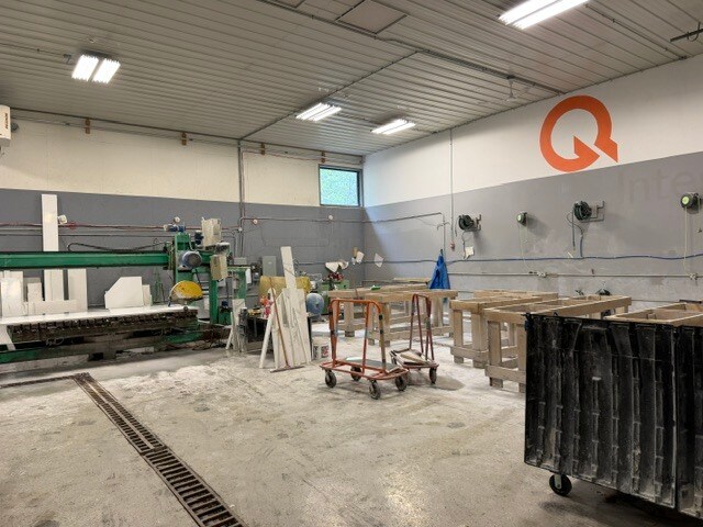 More Photos Of 906 Geneva St, Shorewood Warehouse For Lease