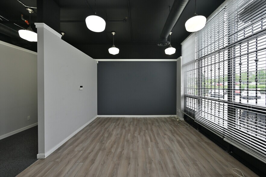 More Photos Of 15272 Croydon Dr, Surrey Light Distribution For Sale
