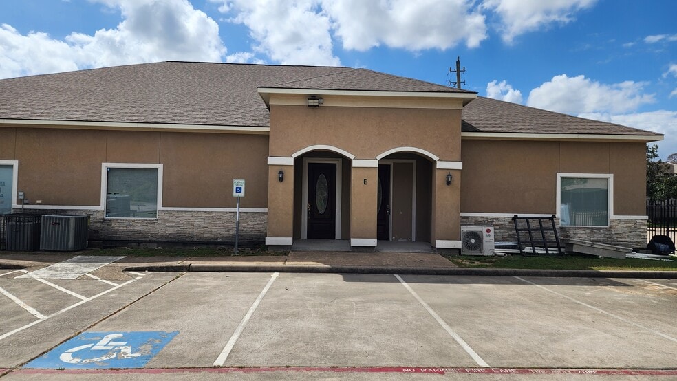 More Photos Of 17434 Red Oak Dr, Houston Medical For Lease