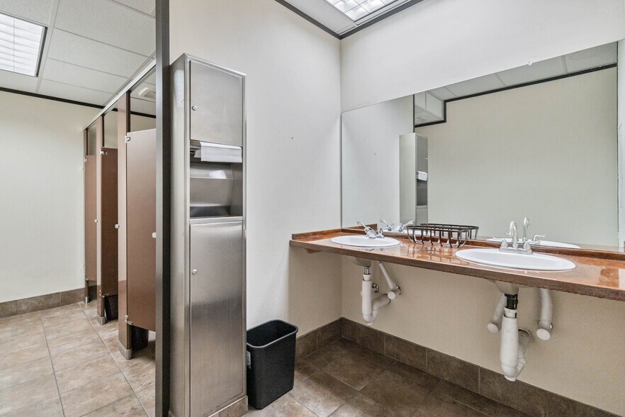 More Photos Of 429 Jefferson St, Kerrville Light Manufacturing For Sale