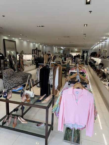 More Photos Of 63 Middle Neck Rd, Great Neck Storefront Retail Office For Lease