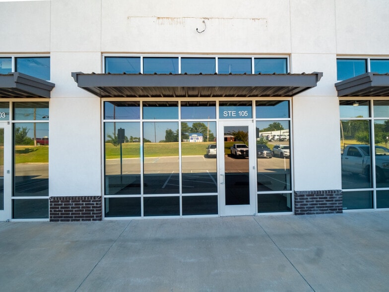 More Photos Of 1654-1664 S Choctaw Rd, Choctaw Freestanding For Lease