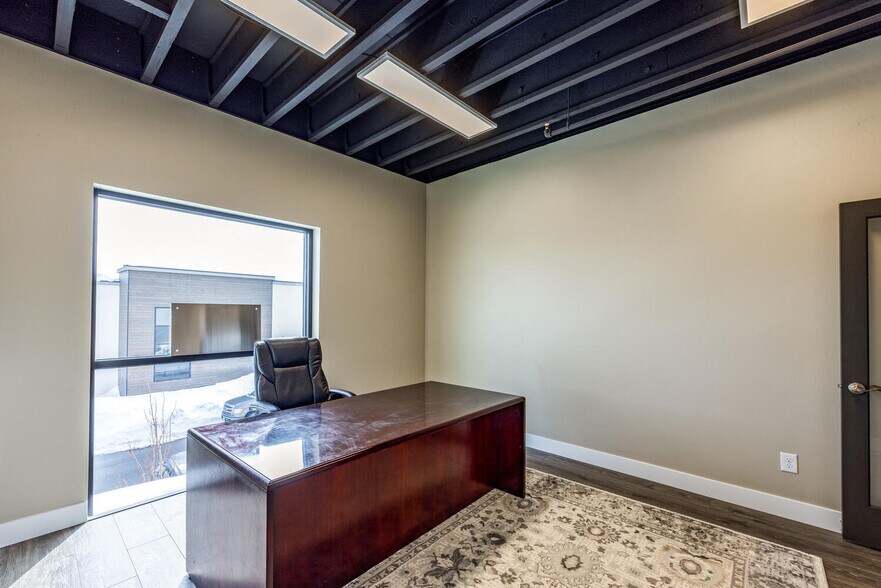 More Photos Of 4554 Forestdale Dr, Park City Showroom For Sale