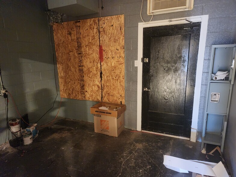 More Photos Of 104 E 38th St, Odessa Storefront For Lease