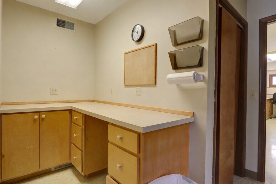 More Photos Of 762 Pre Emption Rd, Geneva Veterinarian Kennel For Sale