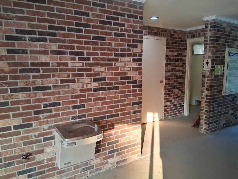 More Photos Of 712 Brooks Rd, Mauldin Swimming Pool For Sale