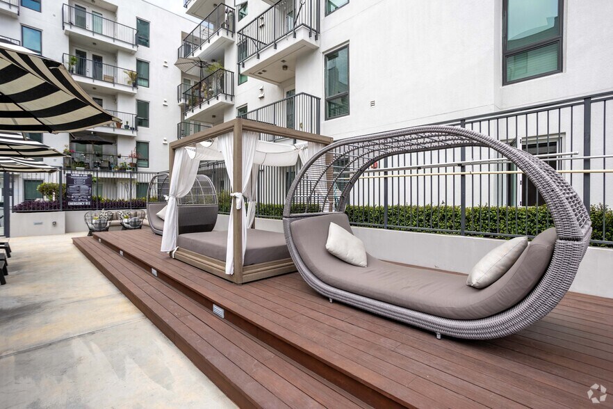 More Photos Of 687 S Hobart Blvd, Los Angeles Apartments For Lease