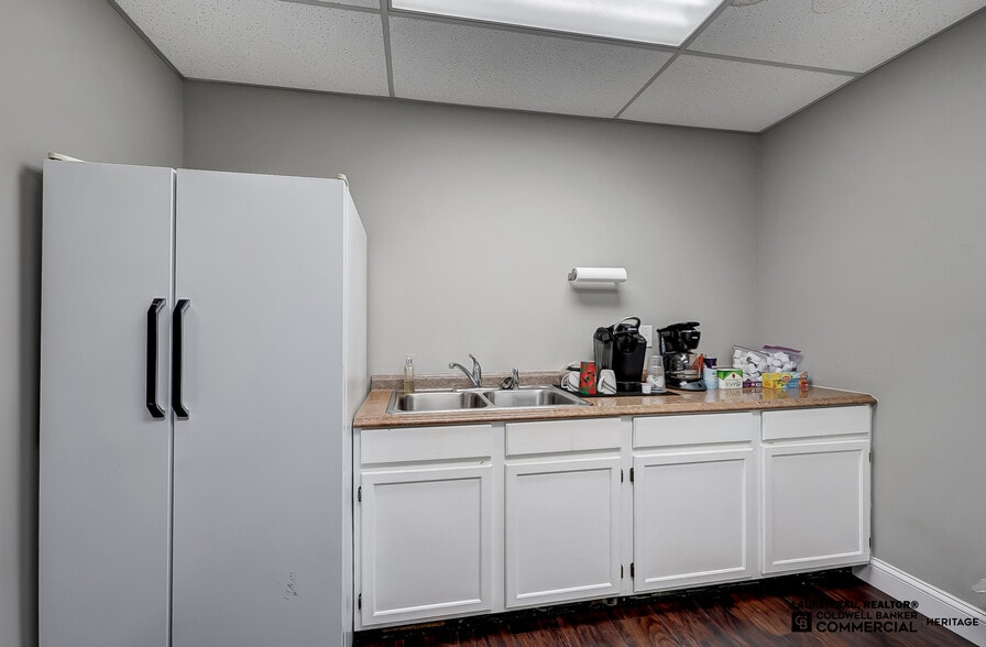 More Photos Of 400-460 Fame Rd, Dayton Light Distribution For Lease