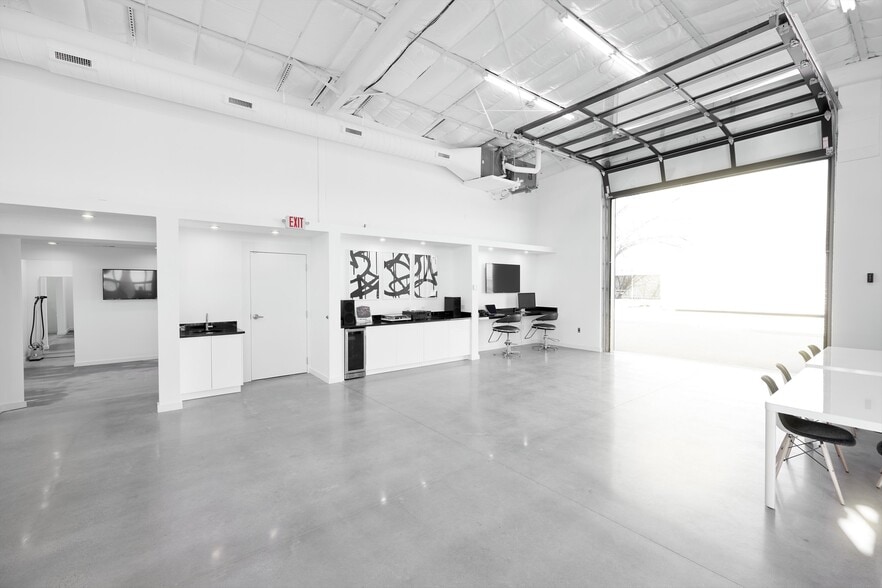More Photos Of 2655 Myrtle Springs Ave, Dallas Light Manufacturing For Sale