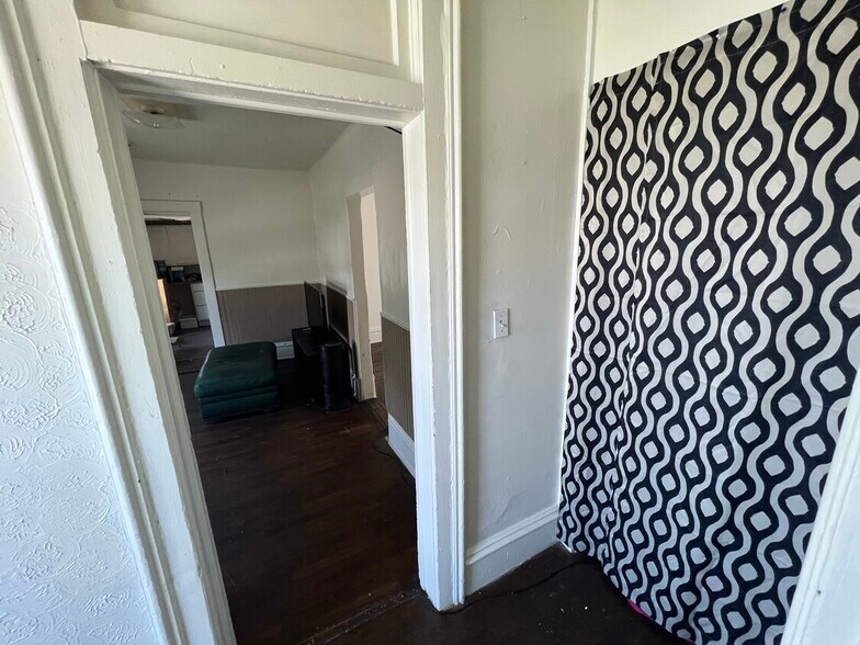 More Photos Of 1208 W White Oak St, Independence Apartments For Sale