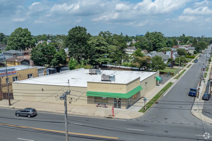 More Photos Of 555 Greenwich St, Hempstead Freestanding For Sale