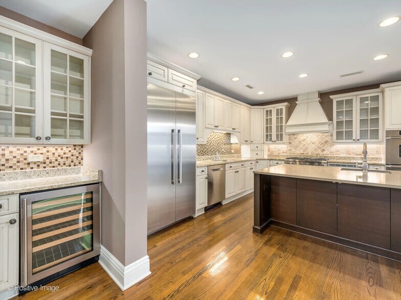 More Photos Of 1258 N La Salle Dr, Chicago Office For Sale