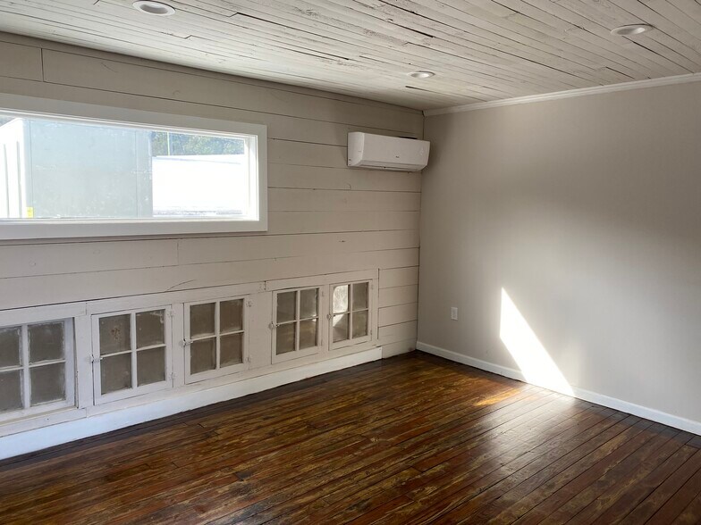 More Photos Of 102 S Main St, Water Valley Office For Lease