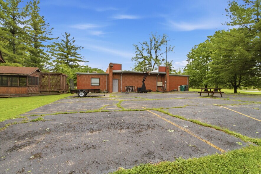 More Photos Of 7731 Traders Ln, Indianapolis Office For Sale