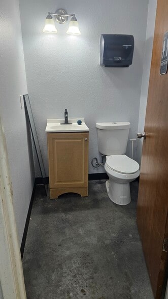 More Photos Of 2817 SW Wilshire Blvd, Burleson Auto Repair For Lease