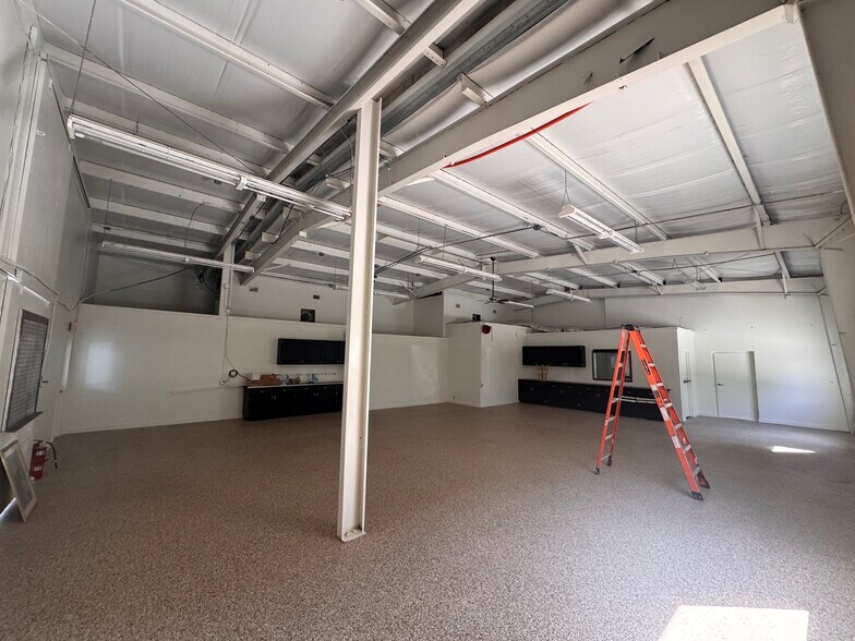 More Photos Of 4455 Ulmerton Rd, Clearwater Warehouse For Lease