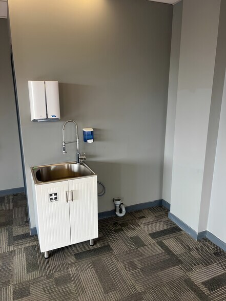 More Photos Of 10 Ewen Rd, Hamilton Medical For Lease