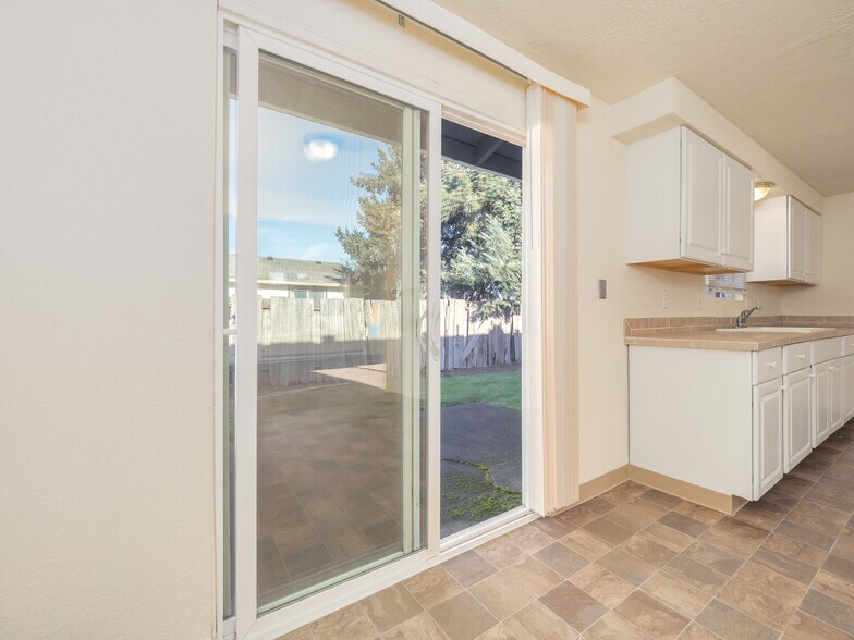 More Photos Of 1581 James St, Woodburn Multifamily For Sale