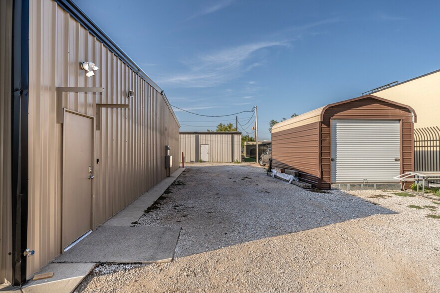 More Photos Of 921 N Lahoma Ave, Norman Light Manufacturing For Sale