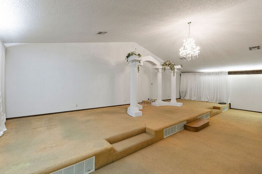 More Photos Of 58225 US-60, Fairland General Retail For Sale