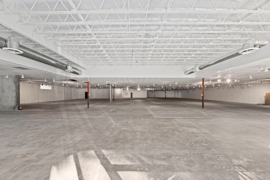 More Photos Of 21725 Erwin St, Woodland Hills Storefront Retail Office For Lease